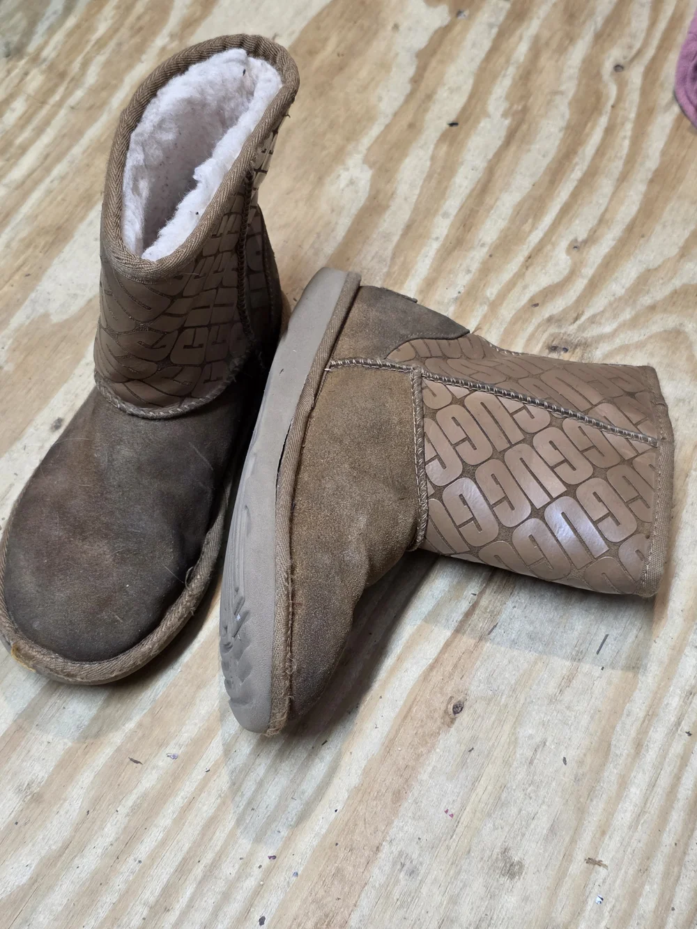 UGG Chestnut Suede Shearling-Lined Short Boots Kids 3Y Satisfactory
